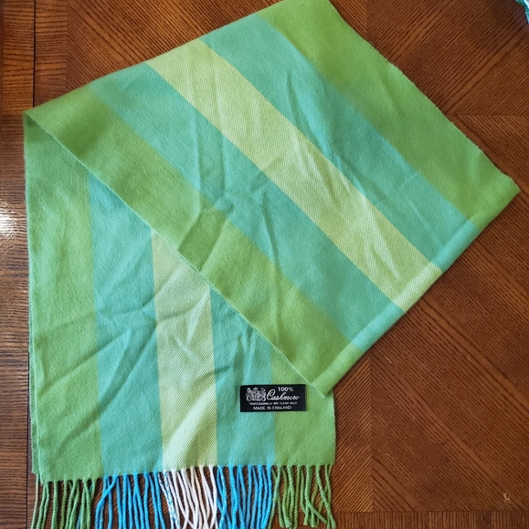100% Cashmere Scarf, Green. Made in England. - Picture 3 of 4